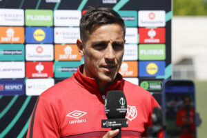 El centrocampista del Rayo Vallecano Oscar Trejo durante el día de medios del club, el pasado 20 de mayo, con vistas a la final de la Liga Conferencia, que juega el 27 de mayo contra el Crystal Palace en Leipzig. EFE/Zipi