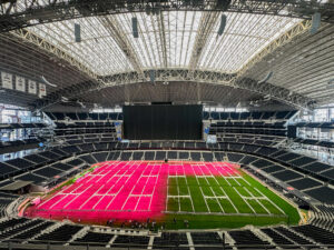 Fotografía que muestra luces de cultivo sobre la cancha del estadio AT&T, en Dallas, que recibirá nueve partidos del Mundial FIFA 2026. EFE/Carlos Ramírez