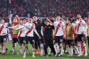 Jugadores de River Plate celebran este sábado la victoria por 1-0 sobre Rosario Central en el estadio Monumental y paso a la final del Torneo Apertura argentino. EFE/ Juan Ignacio Roncoroni