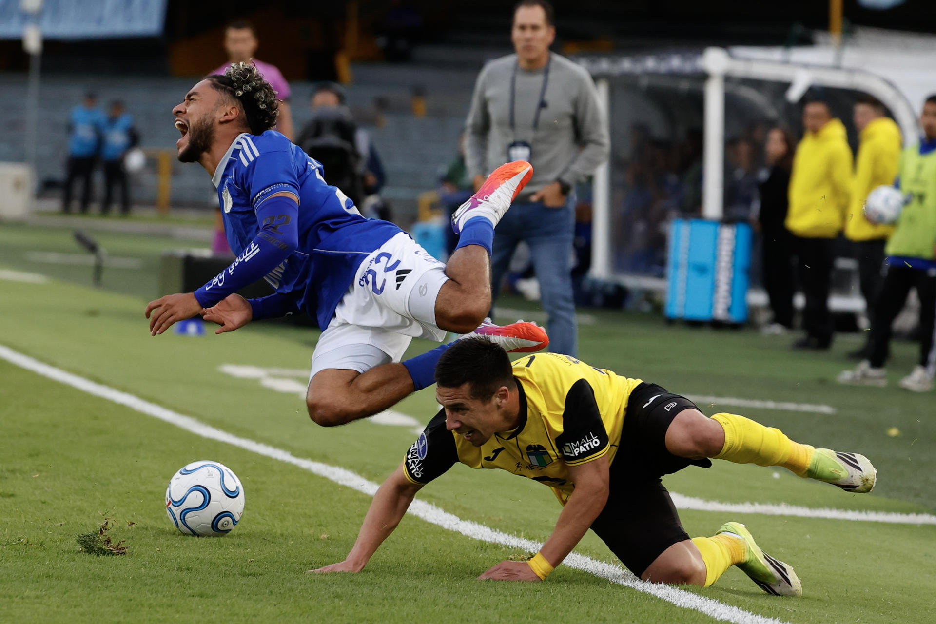Sebastián Valencia (i), de Millonarios, disputa el balón con Francisco González, de O'Higgins, en un partido de la Copa Sudamericana entre Millonarios y O'Higgins en el estadio El Campín, en Bogotá (Colombia). EFE/Mauricio Dueñas Castañeda 
