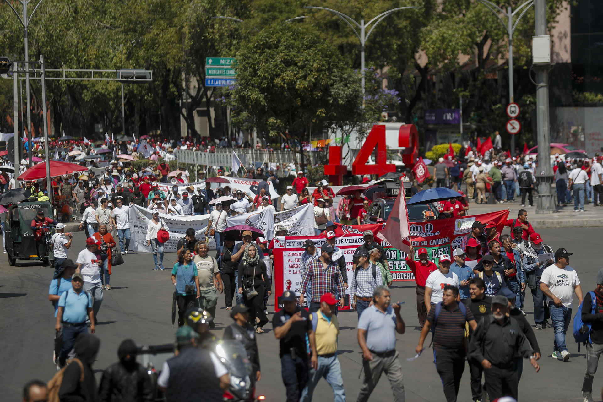 Miles de maestros de la Coordinadora Nacional de Trabajadores de la Educación y otros sindicatos marcharon este viernes por la principales avenidas de la Ciudad de México (México). EFE/Isaac Esquivel
