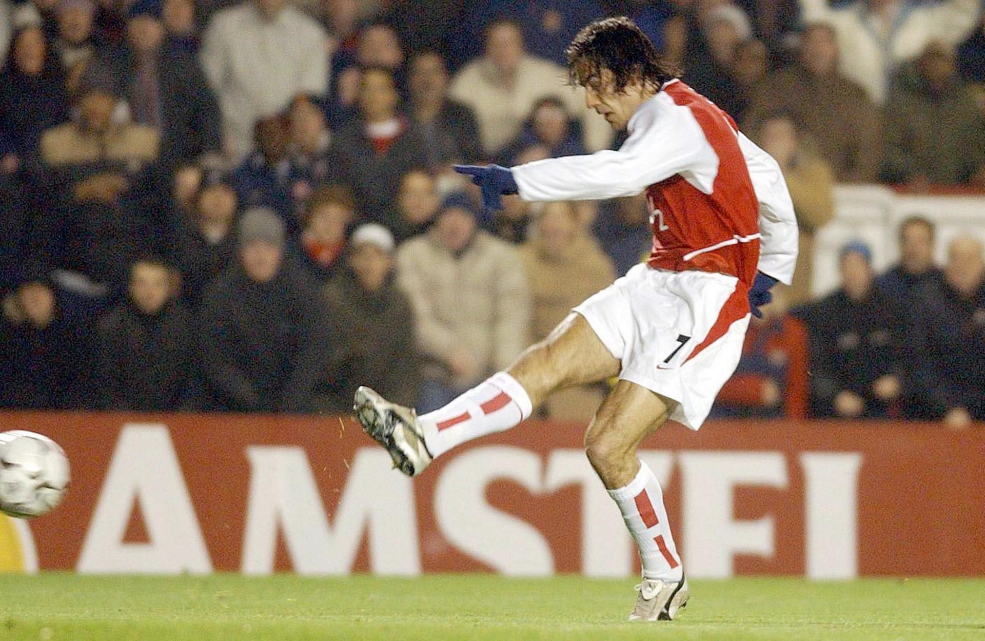 Fotografía de Sean Dempsey, en la que puede verse en una imagen de archivo del 10 de diciembre de 2003 al francés Robert Pirés, entonces futbolista del Arsenal, durante un partido. EFE *Prohibido Reino Unido e Irlanda* 