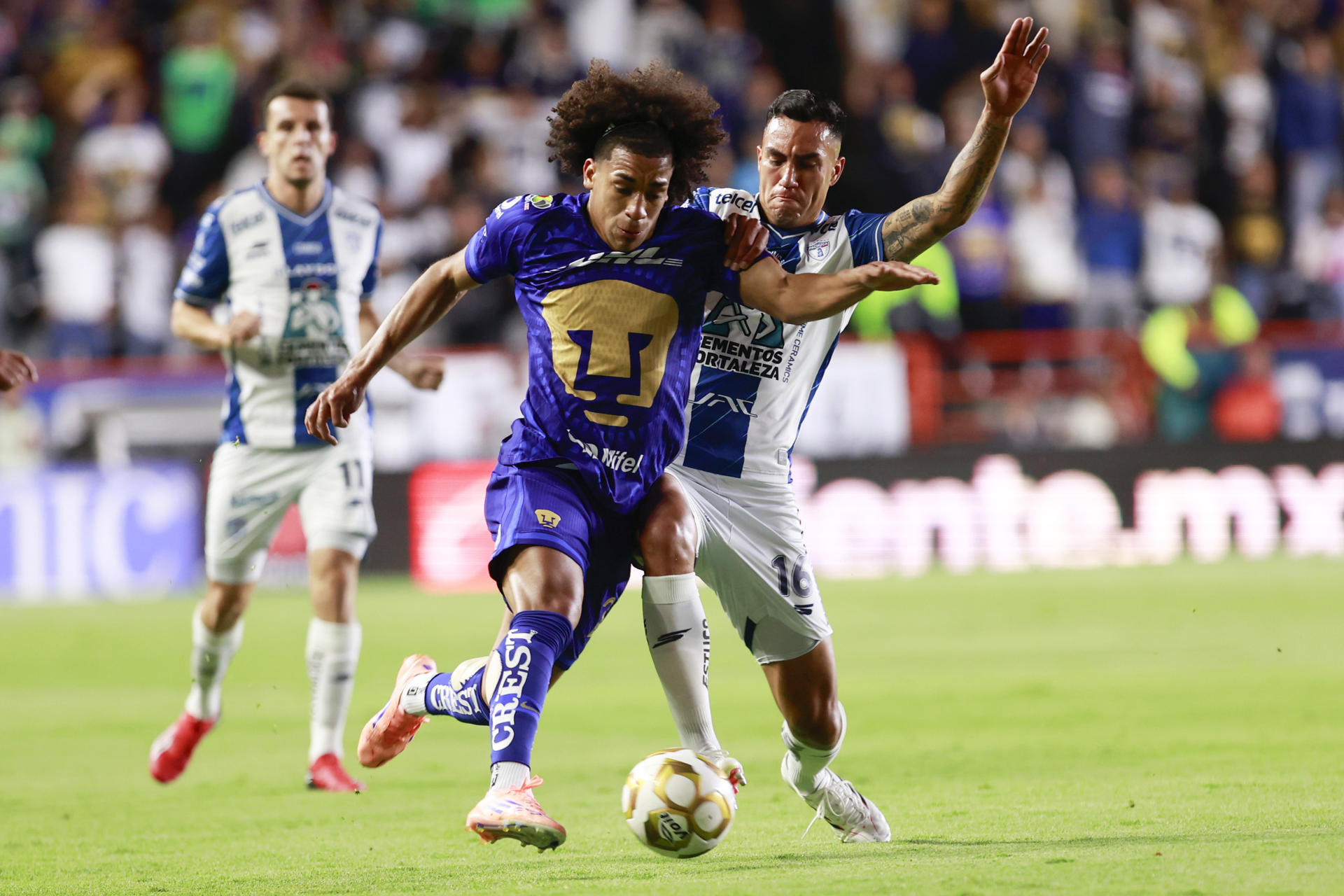 Christian Rivera (d) de Pachuca disputa el balón con Adalberto Carrasquilla de Pumas este jueves, en un partido de la semifinal de la Liga MX entre Pachuca y Pumas en el estadio Hidalgo de Pachuca (México). EFE/ David Martínez Pelcastre
