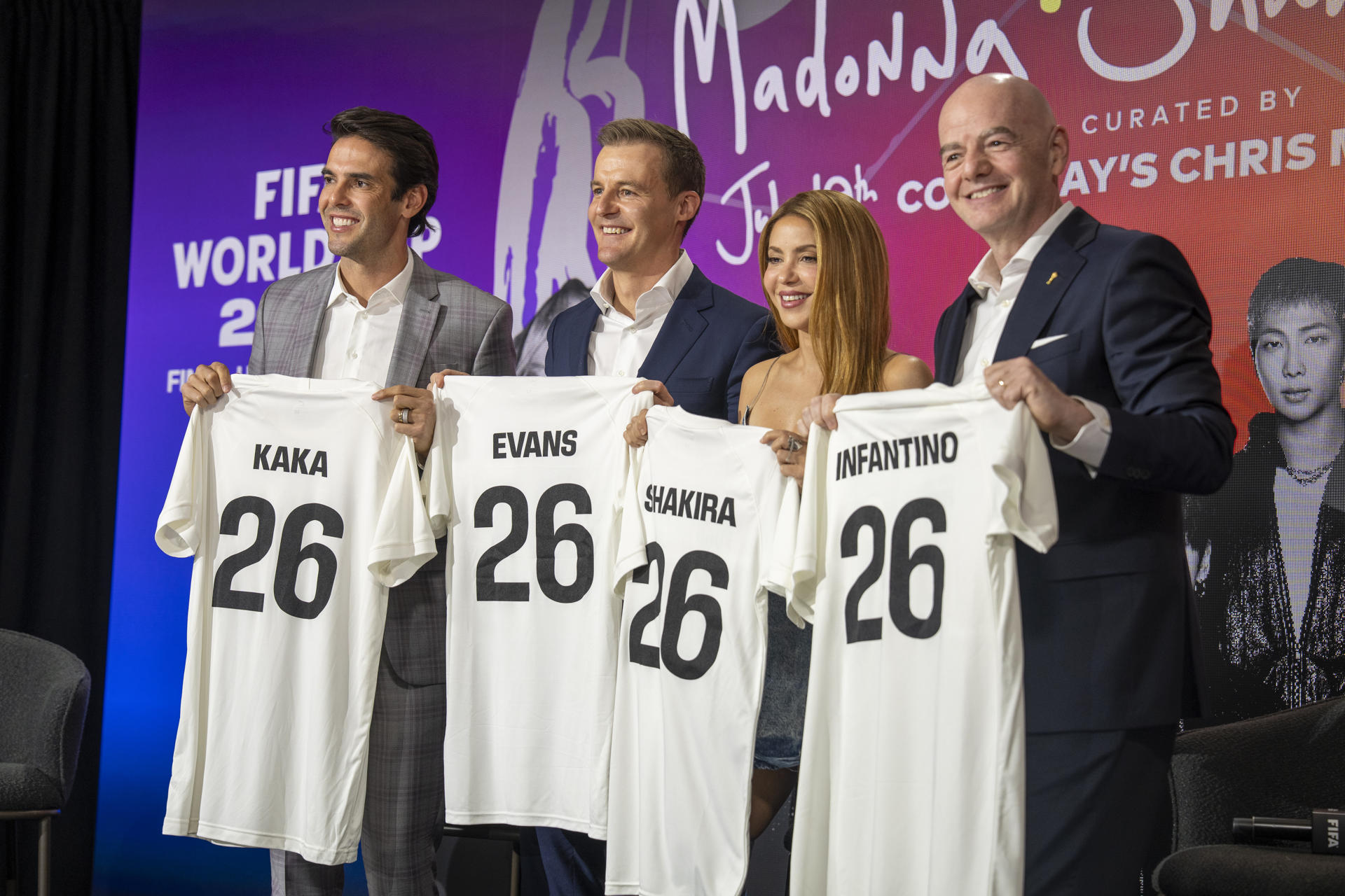 El exfutbolista brasileño Kaká (I), el cofundador y director ejecutivo de Global Citizen, Hugh Evans; la cantante colombiana Shakira y el presidente de la FIFA, Gianni Infantino, posan este jueves durante la presentación en Nueva York de los detalles del espectáculo musical de medio término del Mundial de 2026. EFE/ Angel Colmenares