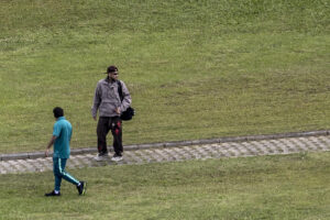El jugador de la selección de Brasil Neymar Jr. llega al centro de entrenamiento de Granja Comar en Teresópolis (Brasil). EFE/ Antonio Lacerda