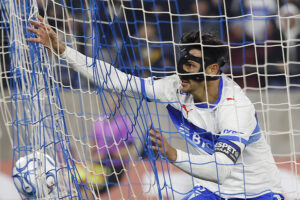 El argentino Fernando Zampedri celebra uno de los dos goles aportados a Universidad Católica este jueves para vencer a Barcelona por 2-0 en partido de la quinta jornada de la fase de grupos de la Copa Libertadores jugado en el estadio Claro Arena de Santiago. EFE/ Elvis González