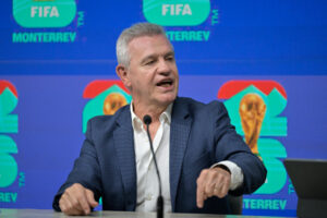 El entrenador de la Selección Mexicana de fútbol, Javier 'Vasco' Aguirre, habla en un panel mundialista este viernes, en el estadio Monterrey (México). EFE/Miguel Sierra