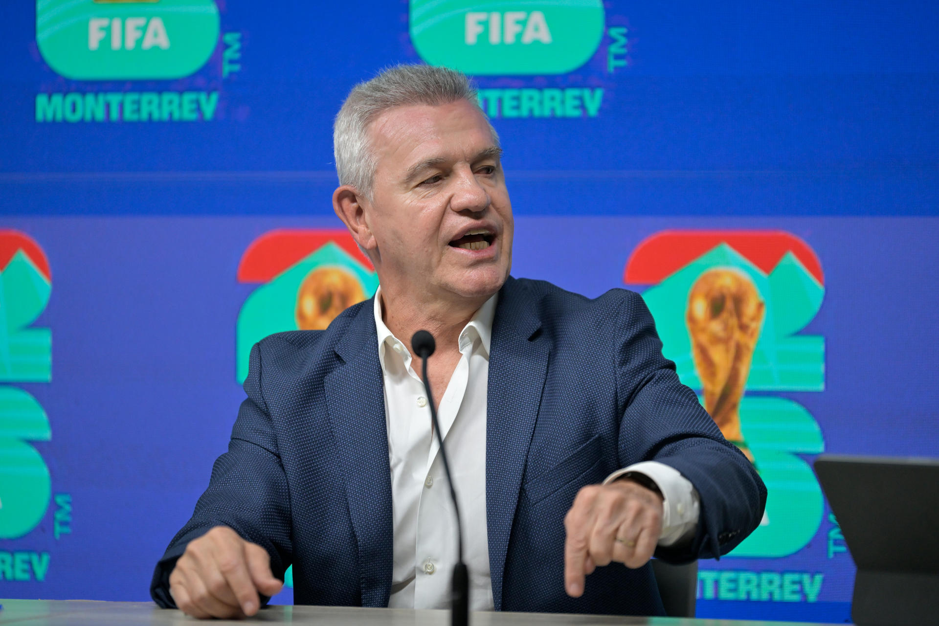 El entrenador de la Selección Mexicana de fútbol, Javier 'Vasco' Aguirre, habla en un panel mundialista este viernes, en el estadio Monterrey (México). EFE/Miguel Sierra
