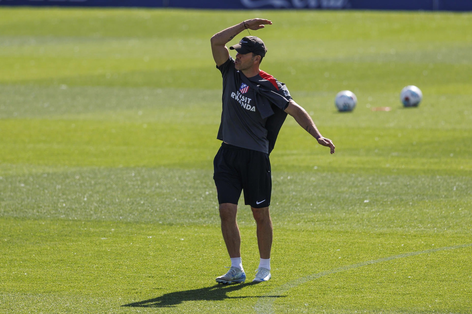 Diego Simeone, durante el entrenamiento de este viernes. EFE/ Rodrigo Jiménez 