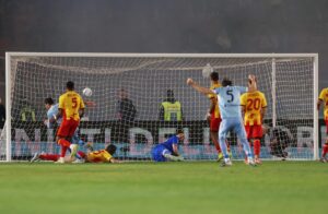 El jugador del FC Juventus Dusan Vlahovic logra el 0-1 durante el partido de la Serie A que han jugado US Lecce y Juventus FC en Lecce, talia. EFE/EPA/ABBONDANZA SCURO LEZZI