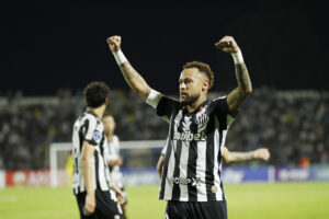 Neymar, de Santos, celebra su gol este martes en un partido de la Copa Sudamericana ante Deportivo Recoleta en el estadio Río Parapití, en Pedro Juan Caballero (Paraguay). EFE/ Juan Pablo Pino