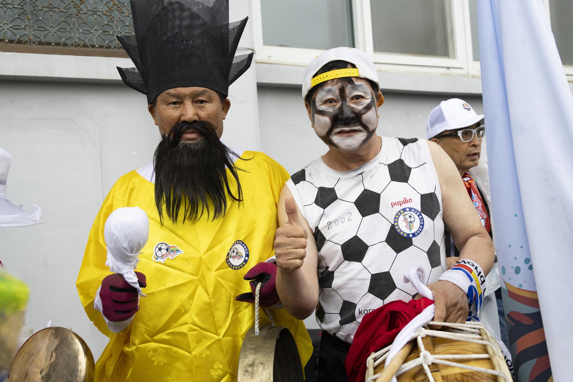 Aficionados al fútbol de Corea del Sur arropan este miércoles al equipo norcoreano femenino Naegohyang FC y al surcoreano Suwon FC, durante la semifinal regional celebrada en el Sur. EFE/JEON HEON-KYUN