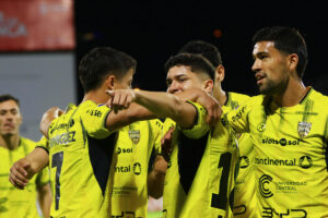 Jugadores de Recoleta celebran un gol este martes, en un partido de la fase de grupos de la Copa Sudamericana ante Deportivo Cuenca en el estadio Alejandro Serrano Aguilar en Cuenca (Ecuador). EFE/Robert Puglla