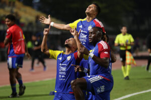 Jugadores de la Universidad Central de Venezuela celebran un gol este martes en un partido de la Copa Libertadores ante Independiente del Valle en el estadio Olímpico, en Caracas. EFE/ Ronald Peña R