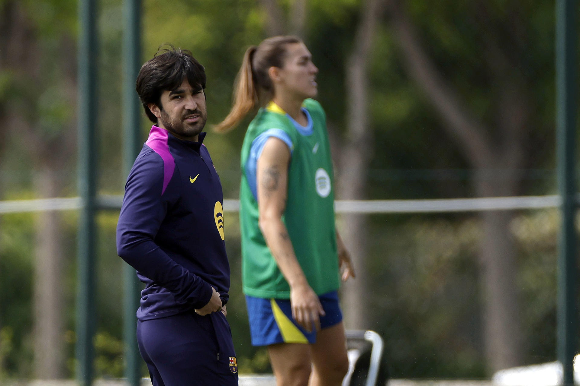 El entrenador del FC Barcelona femenino, Pere Romeu, durante el entrenamiento que su equipo ha realizado el 19 de mayo para preparar la final de la Liga de Campeones femenina que el proximo sábado dispurán en Oslo ante el Olympique de Lyon. EFE/Alberto Estevez