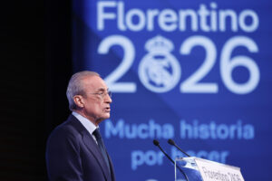 El presidente del Real Madrid, Florentino Pérez, interviene durante la presentación de su candidatura a las elecciones del club, bajo el lema "Mucha historia por hacer", este miércoles en Madrid. EFE/Sergio Pérez
