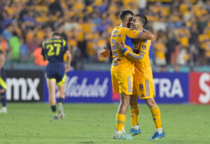 Jugadores de Tigres celebran este martes, al finalizar un partido de la semifinal de la Copa de Campeones Concacaf en el estadio Universitario en San Nicolás de los Garza (México). EFE/ Miguel Sierra