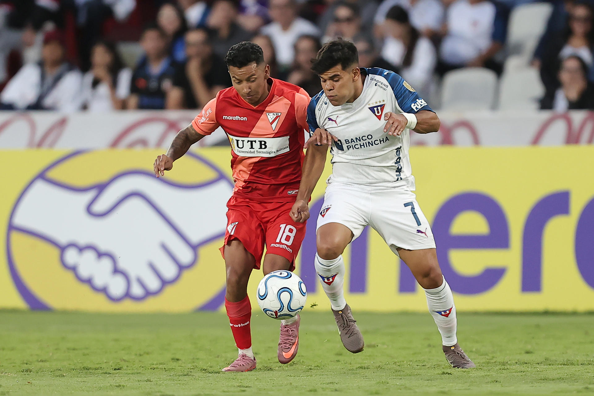 Rodney Redes (d), de LDU Quito, disputa el balón con Carlitos Rodríguez, de Always Ready, durante un partido de la fase de grupos de la Copa Libertadores entre LDU Quito y Always Ready en el estadio Rodrigo Paz Delgado en Quito (Ecuador). EFE/ José Jácome