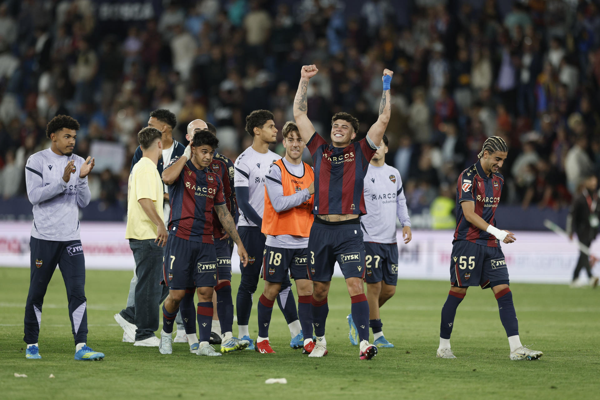 Los jugadores del Levante celebran su victoria a la finalización del partido correspondiente a la jornada 35 de LaLiga EA que han disputado este viernes Levante UD y el CA Osasuna en el estadio Ciudad de Valencia. EFE/ Kai Forsterling