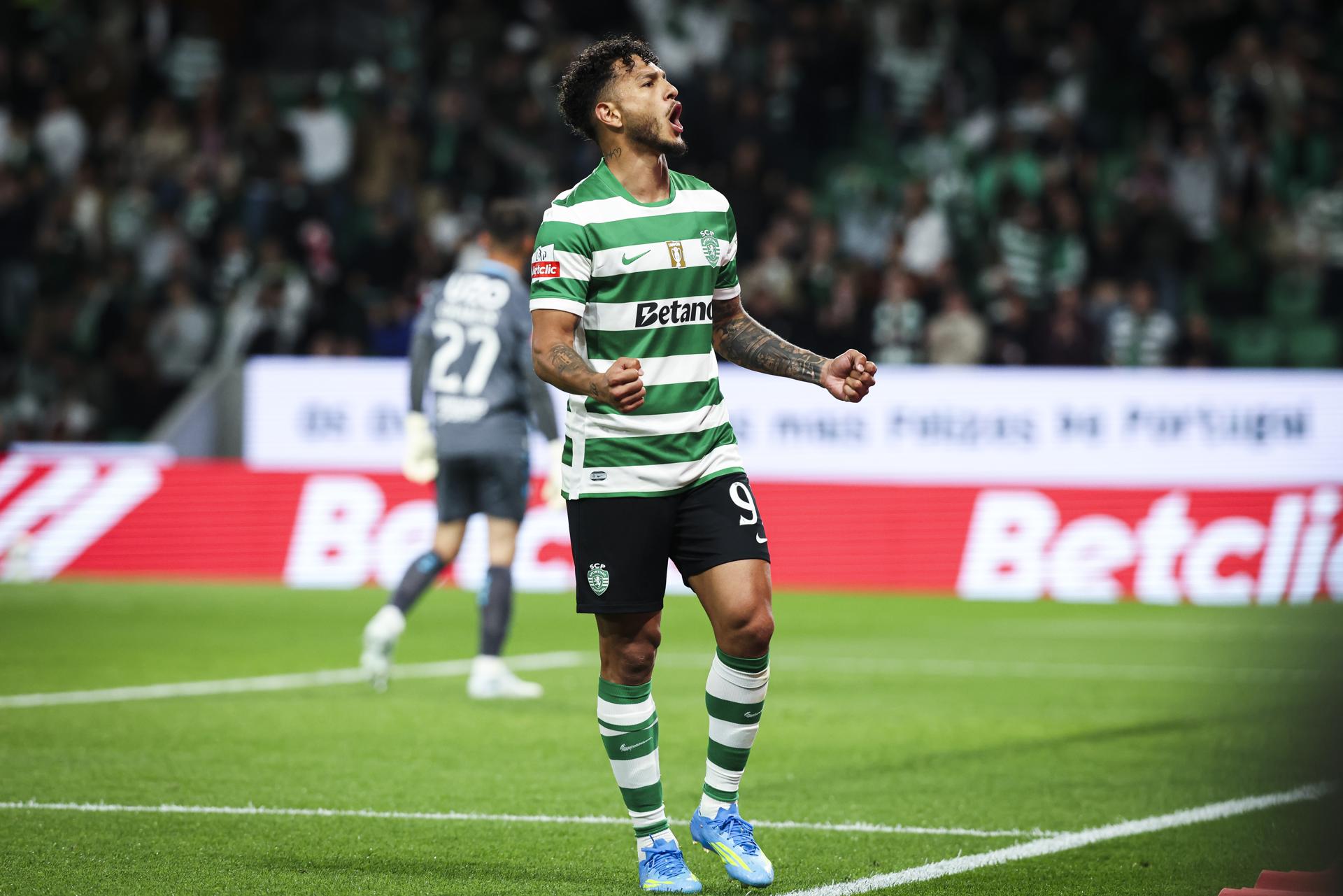 El jugador del Sporting Luis Suarez logra el 4-0 durante el partido de la Liga Portuguesa que han jugado Sporting CP y Vitoria de Guimaraes en Lisboa, Portugal. EFE/EPA/JOSE SENA GOULAO
