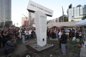Familiares y amigos de comunicadores asesinados y desaparecidos develan un antimonumento este sábado, en Ciudad de México (México). EFE/ Madla Hartz