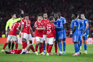 El jugador del Benfica Gianluca Prestianni discute con el delantero del Real Madrid, Vinicius Junior, durante el partido de Liga de Campeones el pasado 17 de febrero. EFE/EPA/JOSE SENA GOULAO