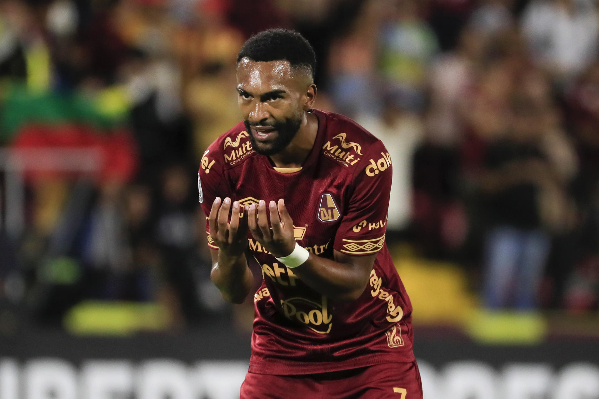Jersson González, de Tolima, celebra un gol en un partido de la fase de grupos de la Copa Libertadores ante Nacional en el estadio Manuel Murillo Toro de Ibagué. EFE/Carlos Ortega
