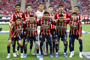 Jugadores de Guadalajara forman previo a un partido en el Estadio Akron, en Guadalajara, Jalisco (México). Fotografía de archivo. EFE/ Francisco Guasco