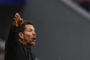 El entrenador del Atlético de Madrid, el argentino Diego Simeone, durante el partido de LaLiga entre el Atlético de Madrid y el Celta, este sábado en el estadio Metropolitano. EFE/ Sergio Pérez