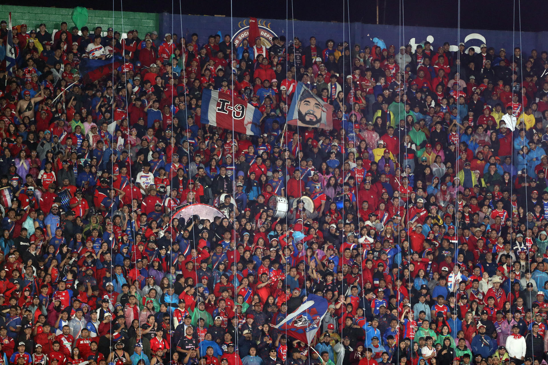 Aficionados de Xelajú animan este sábado en la final de la Liga Nacional de Fútbol de Guatemala ante Municipal en el estadio Mario Camposeco, en Quetzaltenango (Guatemala). EFE/ Fernando Ruiz
