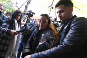Jana Maradona (c), hija del legendario futbolista argentino Diego Maradona, fue captada, este 19 de mayo, a su llegada al tribunal de San Isidro para declarar en el juicio que investiga la muerte de su padre, en Buenos Aires (Argentina). EFE/Adán González