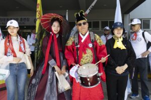 Aficionados surcoreanos animan al Naegohyang Women's antes de la final de la Liga de Campeones femenina de Asia ante el Tokyo Verdy Beleza. EFE/EPA/JEON HEON-KYUN