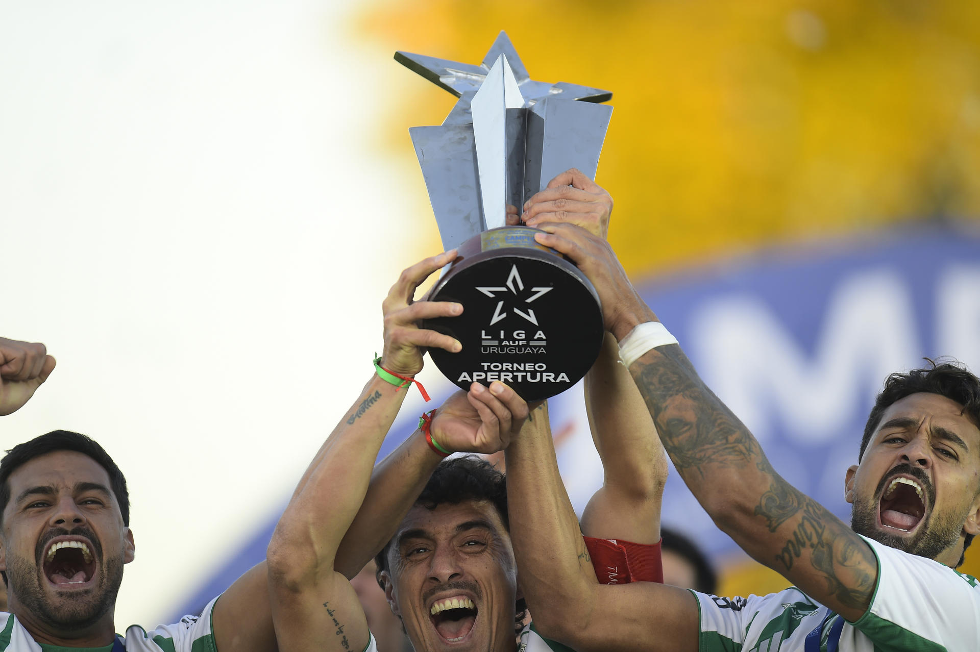 Jugadores de Racing celebraron este domingo ante sus hinchas la conquista anticipada del Torneo de Apertura uruguayo en el estadio Parque Osvaldo Roberto de Montevideo. EFE/ STR
