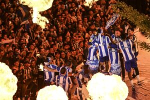 El entrenador del FC Porto, Francesco Farioli, celebra con sus jugadores y seguidores la consecución del trigésimo primer título de la Liga Portugal en Oporto. EFE/EPA/FERNANDO VELUDO