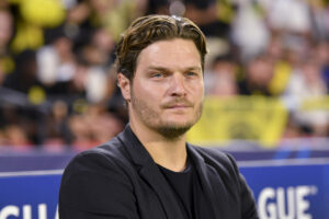 Fotografía de Raúl Caro, en la que puede verse en una imagen de archivo del 5 de octubre de 2022 al entrenador alemán Edin Terzic, durante un partido cuando era técnico del Borussia Dortmund. EFE