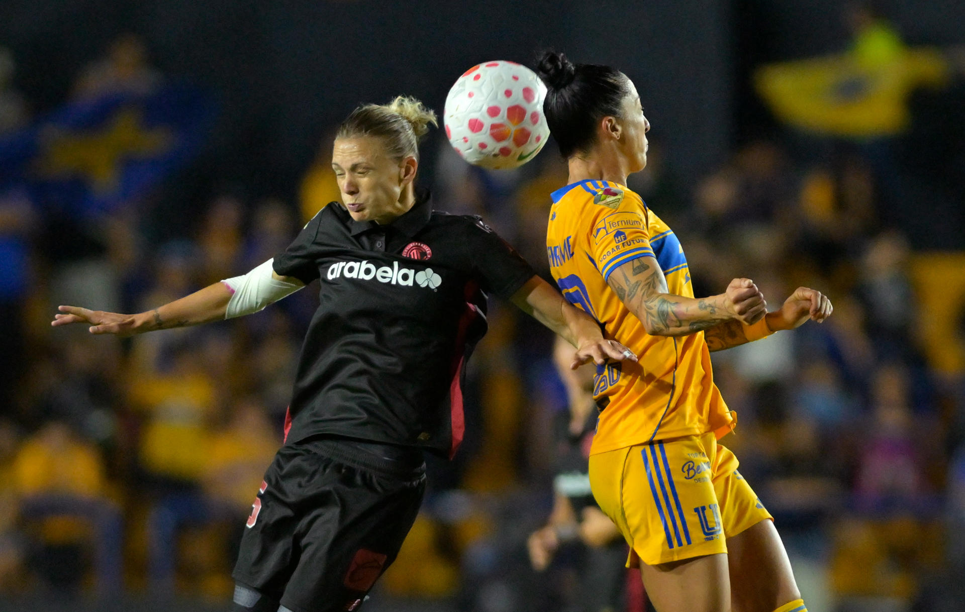 Jennifer Hermoso (d), de Tigres, disputa el balón con Faustina Robert, de Toluca, en el partido de vuelta de cuartos de final de la Liga Femenina MX entre Tigres y Toluca en el estadio Universitario en San Nicolás de Los Garza (México). EFE/Miguel Sierra
