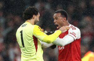 David Raya y Gabriel, tras eliminar en semifinales al Atlético de Madrid. EFE/EPA/NEIL HALL