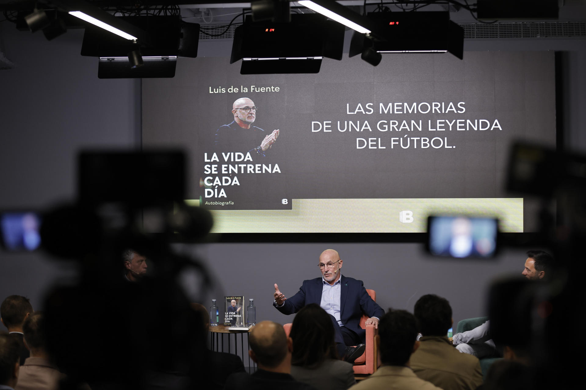 El seleccionador nacional Luis de la Fuente presenta su autobiografía titulada 'La Vida se entrena cada día', este miércoles en Madrid. EFE/ Marcos Villaoslada
