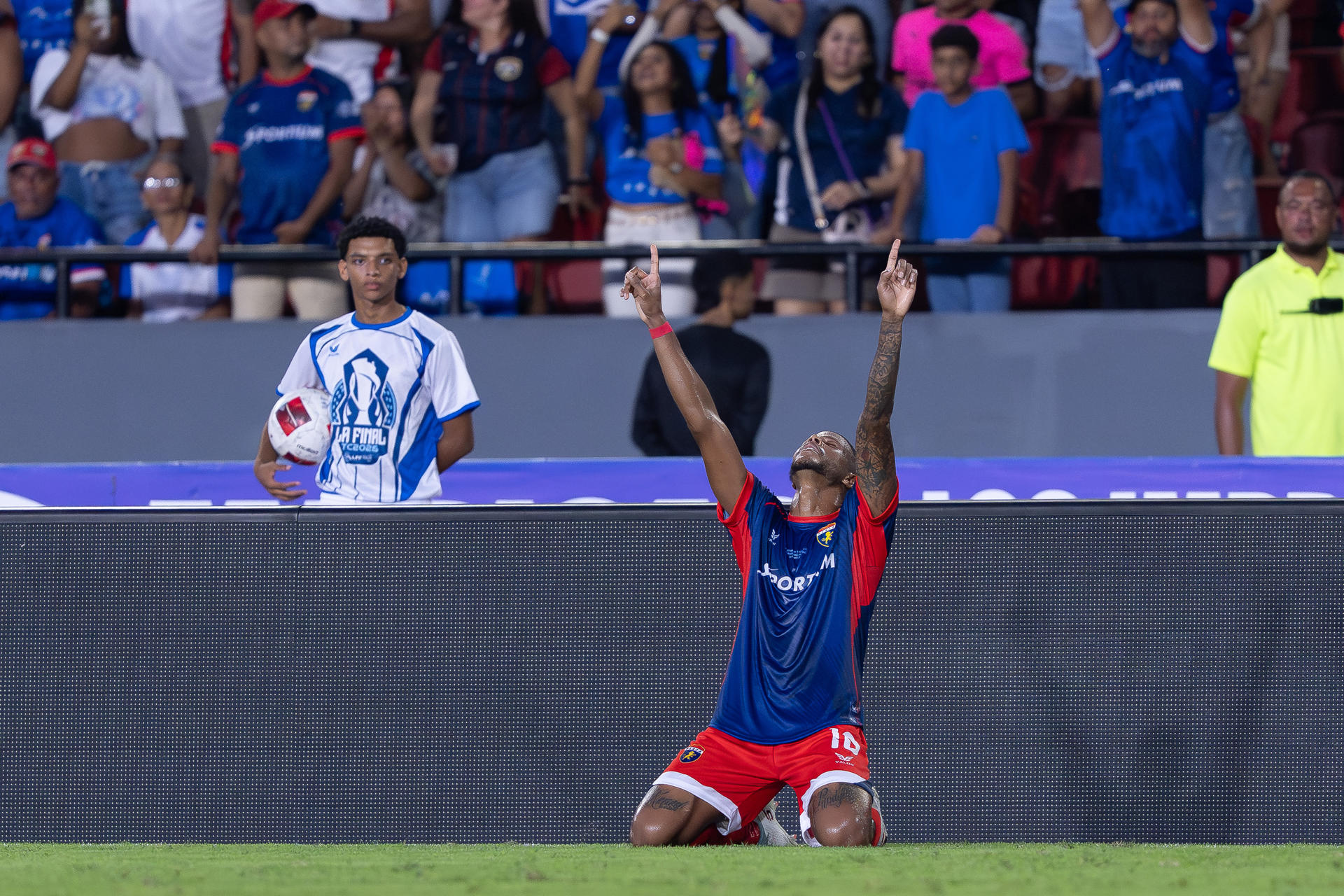 Rudy Yearwood, de Plaza Amador, celebra un gol este sábado en la final de la Liga Panameña de Fútbol ante Alianza en el estadio Maracaná en Ciudad de Panamá. EFE/ Eliecer Augusto Aizprua Banfield
