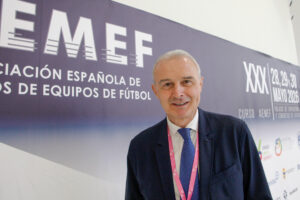 El doctor Óscar Celada, médico de la selección española de fútbol, durante la entrevista con la Agencia EFE. EFE/ Juan González