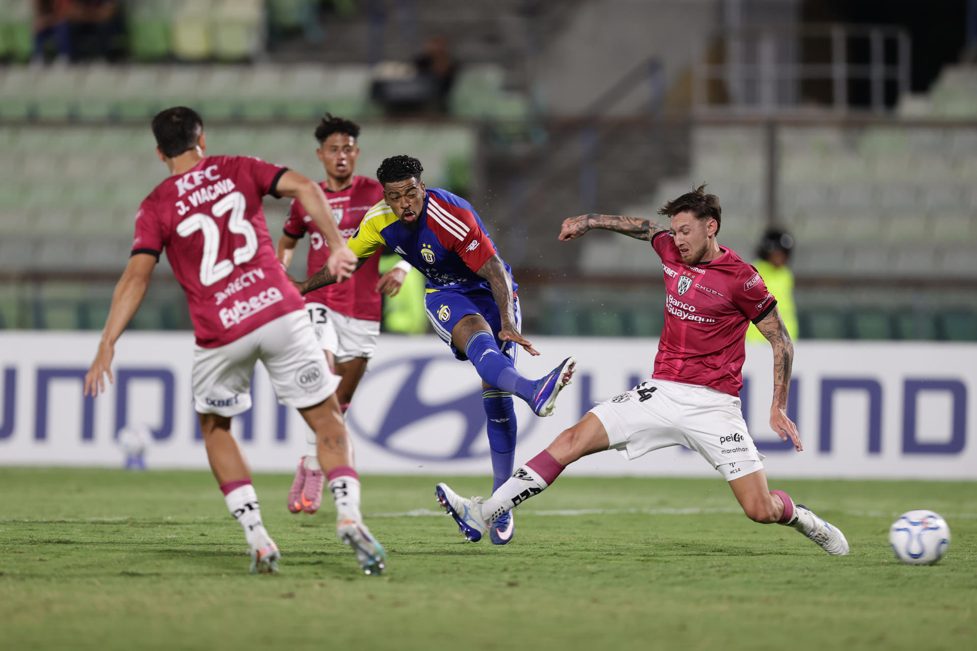 Juan Manuel Cuesta (c), de Universidad Central de Venezuela, disputa el balón con Mateo Carabajal (d), de Independiente del Valle, este martes en un partido de la Copa Libertadores en el estadio Olímpico, en Caracas. EFE/ Ronald Peña R
