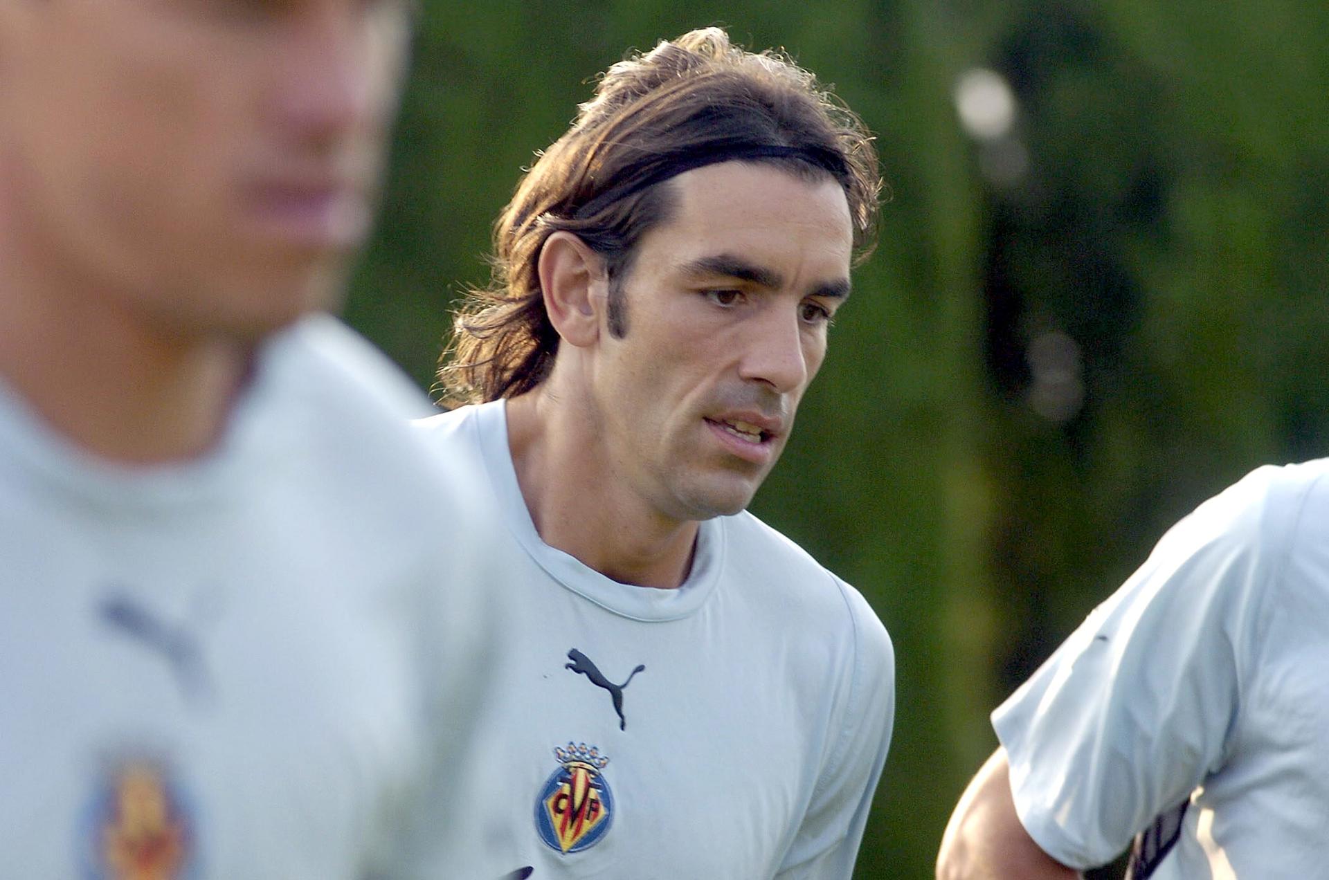 Fotografía de Robin Townsend, en la que puede verse en una imagen de archivo del 1 de agosto de 2006 al francés Robert Pirés, entonces jugador del Villarreal C.F. EFE 