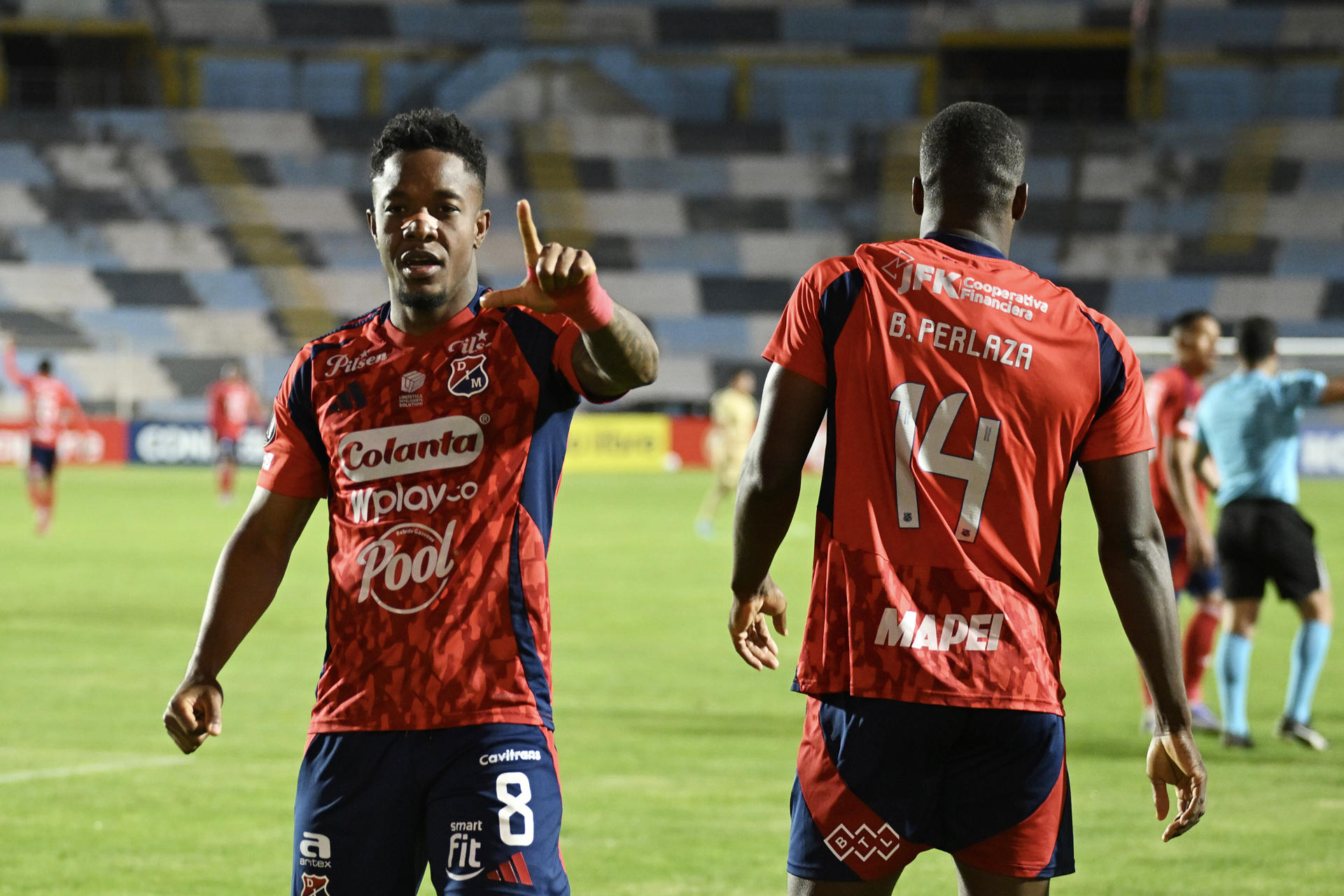 Alexis Serna (i), del Medellín, celebra un gol este miércoles en un partido de la Copa Libertadores ante el Cusco en el estadio Inca Garcilaso de la Vega. EFE/ Paloma Del Solar
