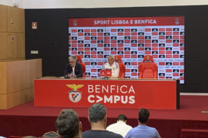 El entrenador del Benfica, José Mourinho, durante la rueda de prensa en el Benfica Campus, en Seixal (área metropolitana de Lisboa), un día antes del partido que disputarán las 'águilas' contra el Estoril en la última jornada de la Liga Portugal. EFE/ Blas Díaz