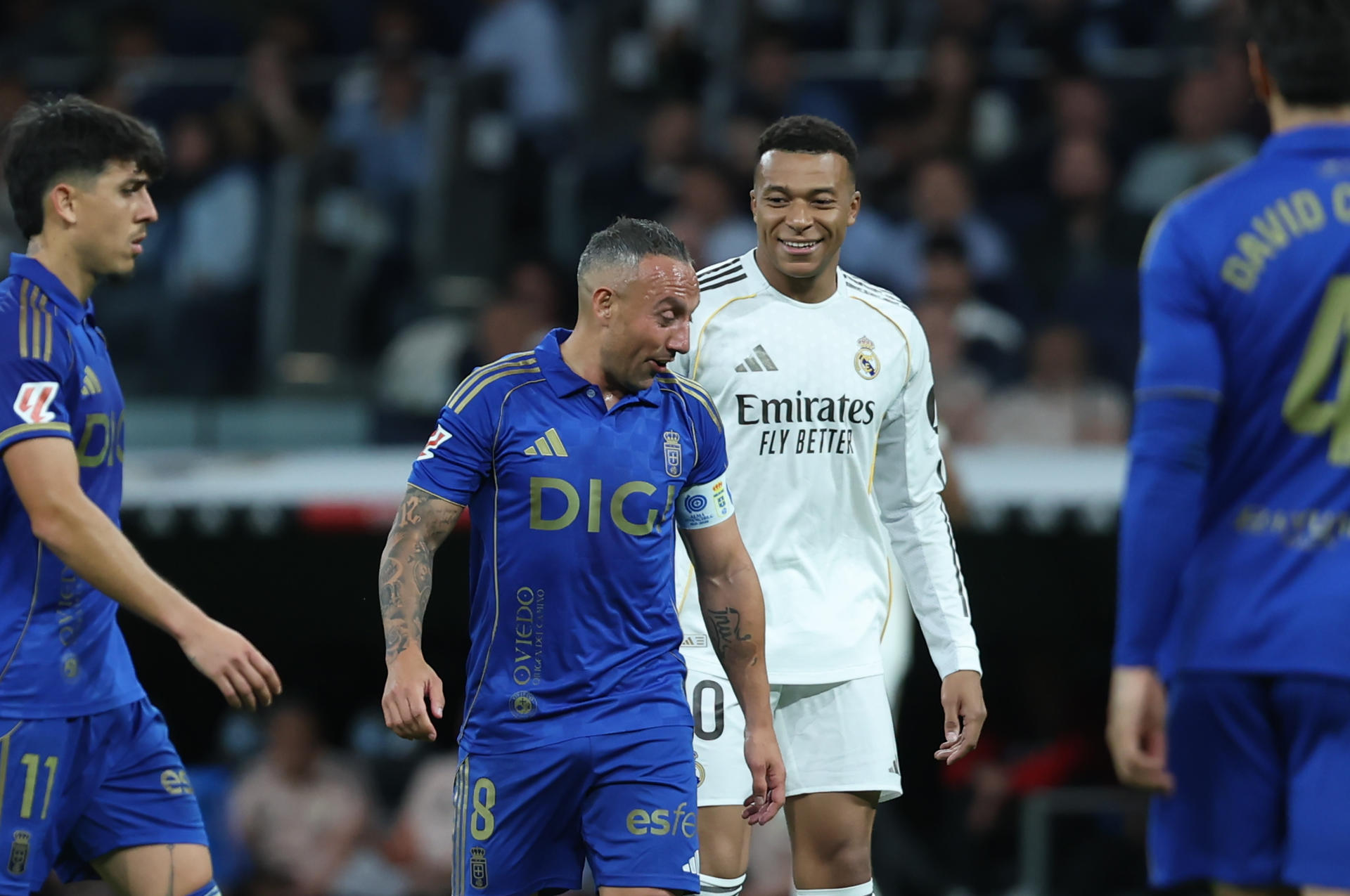 MADRID, 14/05/2026.- El delantero del Real Madrid Kylian Mbappé (d) y Santi Cazorla, del Oviedo, durante el partido de la jornada 36 de LaLiga que Real Madrid y Real Oviedo disputan este jueves en el estadio Santiago Bernabéu. EFE/Kiko Huesca

