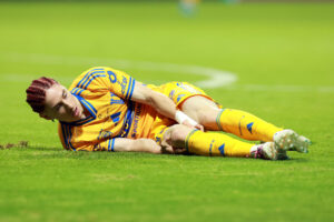 Marcelo Flores de Tigres reacciona en el piso este sábado, durante un partido por la final de la Copa de Campeones Concacaf entre Toluca y Tigres en el estadio Nemesio Diez en Toluca (México). EFE/ Alex Cruz