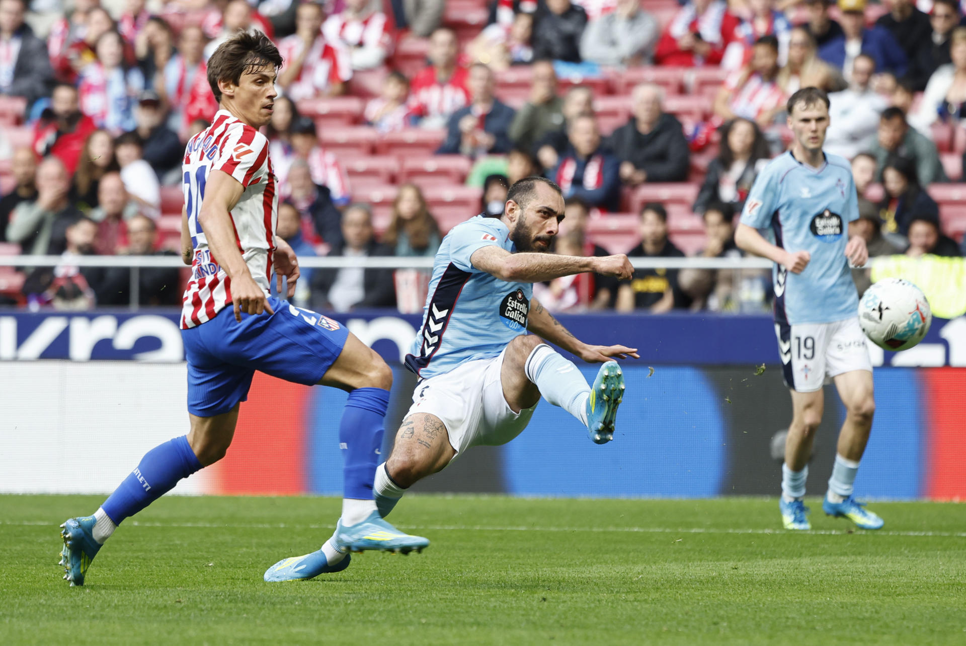 El delantero del Celta Borja Iglesias (c) efectúa un disparo durante el partido de LaLiga entre el Atlético de Madrid y el Celta, este sábado en el estadio Metropolitano. EFE/ Sergio Pérez 