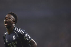 l delantero del Real Madrid Vinicius Junior celebra tras marcar el 0-2, durante el partido de LaLiga de fútbol que RCD Espanyol y Real Madrid disputaron en el RCDE Stadium, en Barcelona. EFE/Quique García