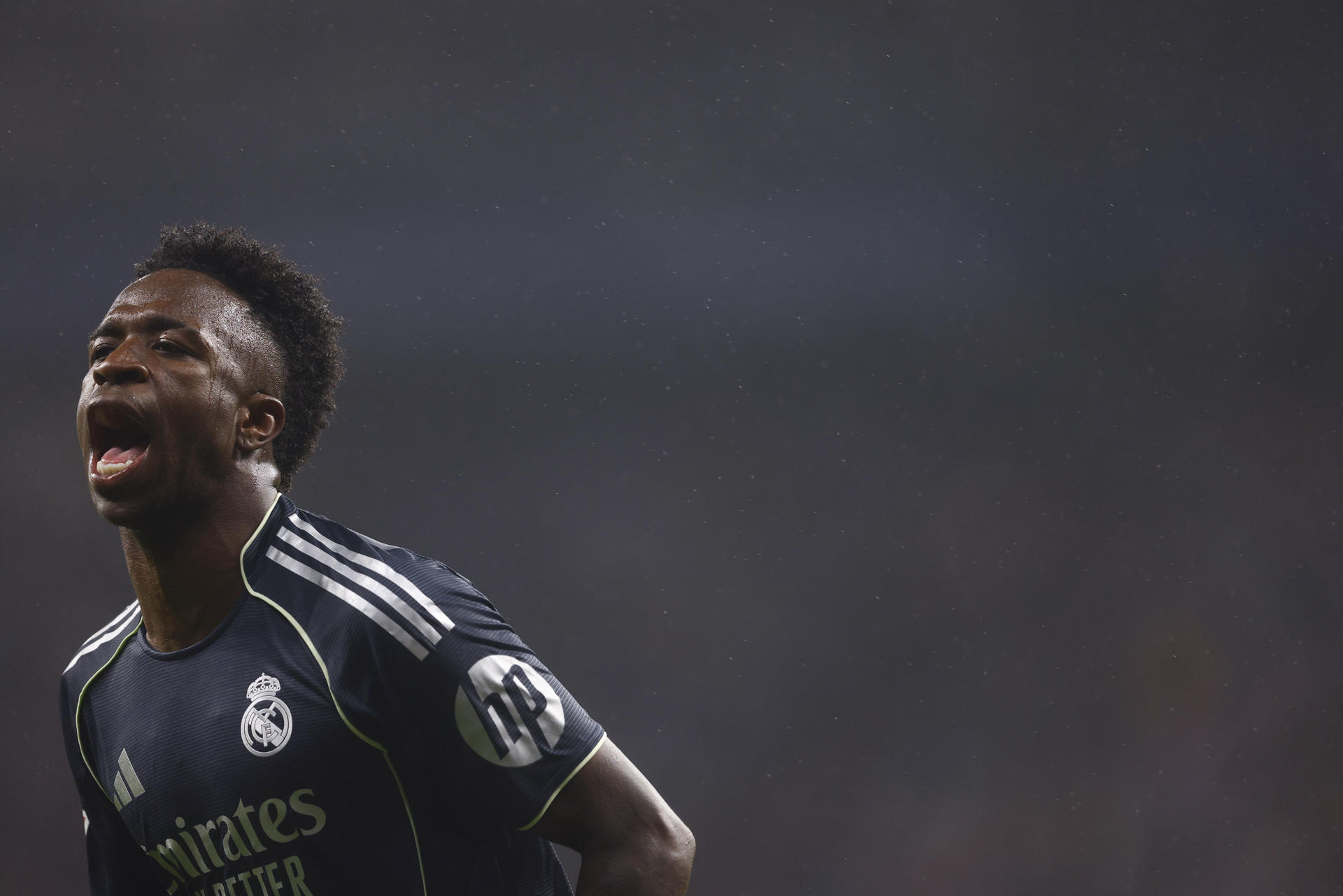 Brasileño Vinicius Junior, con doblete, aplaza el alirón del gran rival