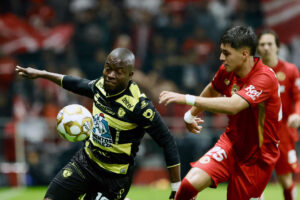 Everaldo López (d), de Toluca, disputa un balón con Enner Valencia, de Pachuca, en un partido por los cuartos de final de la Liga MX entre Toluca y Pachuca en el estadio Nemesio Diez en Toluca (México). EFE/Felipe Gutiérrez